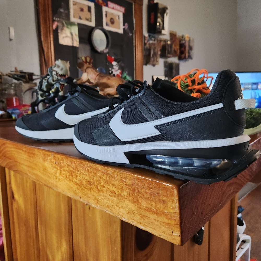 Nike Air Max. Navy and Blue.